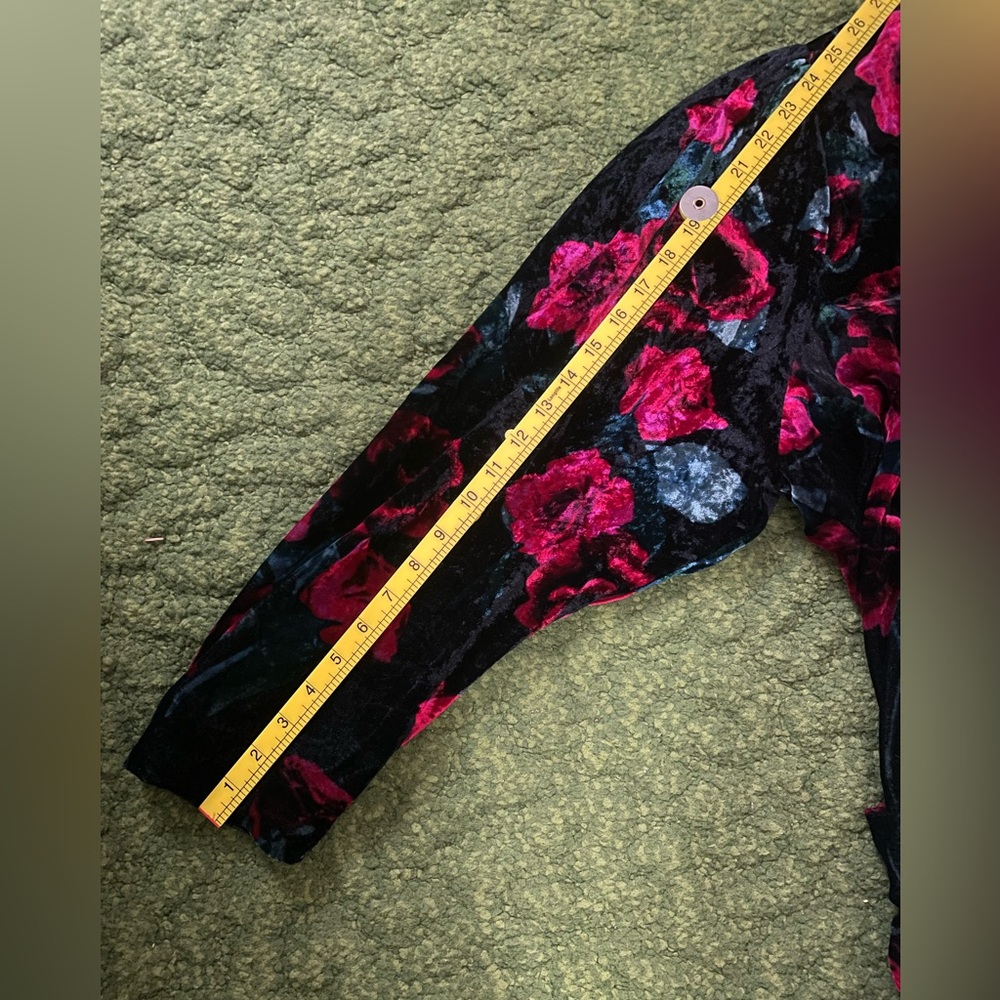 Torrid Black and Rose Velvet Duster - Picture 10 of 10